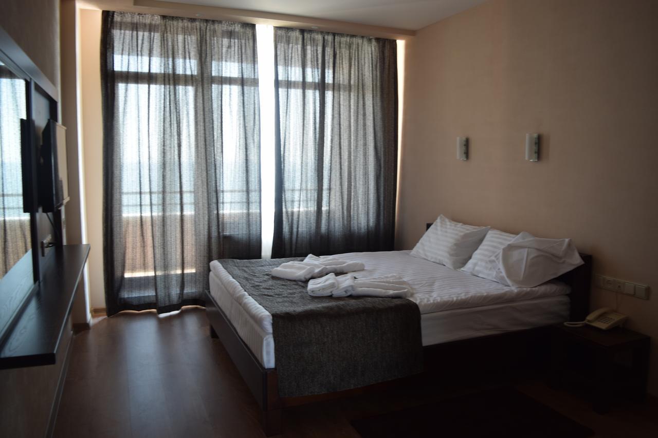 Viro Hotel Chornomorsk Bagian luar foto